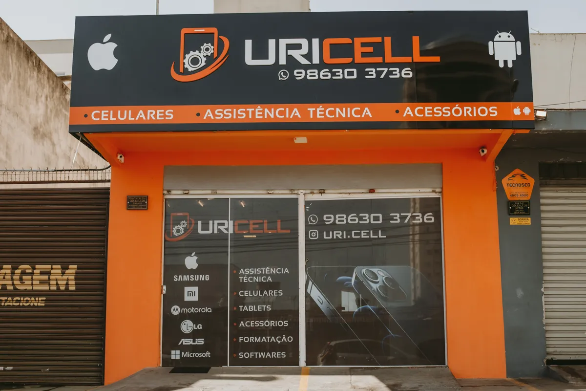 Fachada da loja URICELL, laranja e grafite, com letreiro e vitrine de vidro